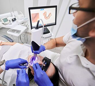 Denist scaning patient mouth using intraoral scanner